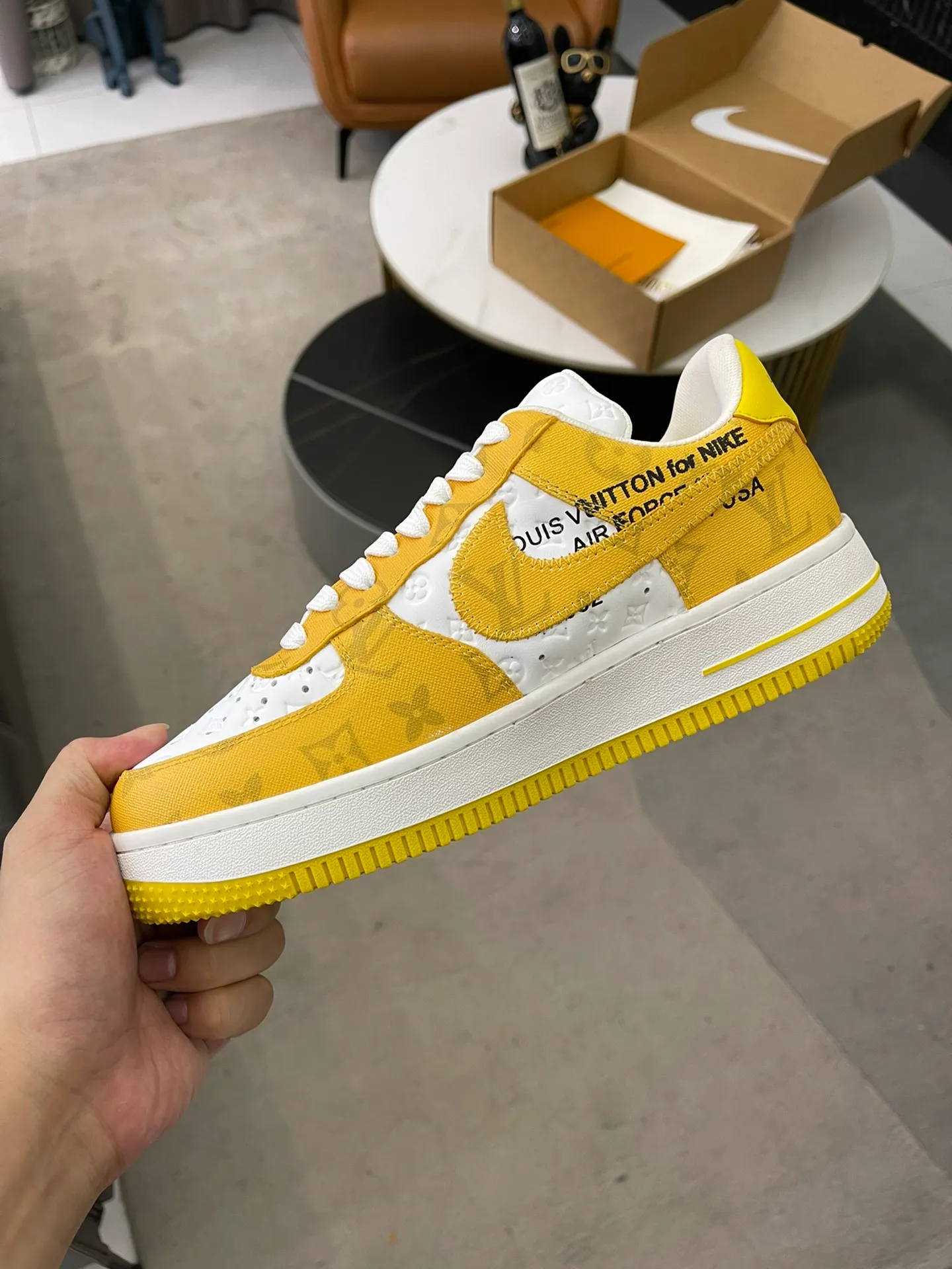 👟👟Ex-factory price 700👟👟 High version ⚠️Couple model👫Lv co-branded. Nik Air Jorda 1 Low AJ1 Jordan generation low-top classic retro culture and leisure sports basketball shoes refuse public soles and purchase raw materials synchronized with the original factory. All details restore 98% of the original flavor and are loyal to the original version. Outsole: Air cushion outsole adjusted by the original factory. Size: 35-45